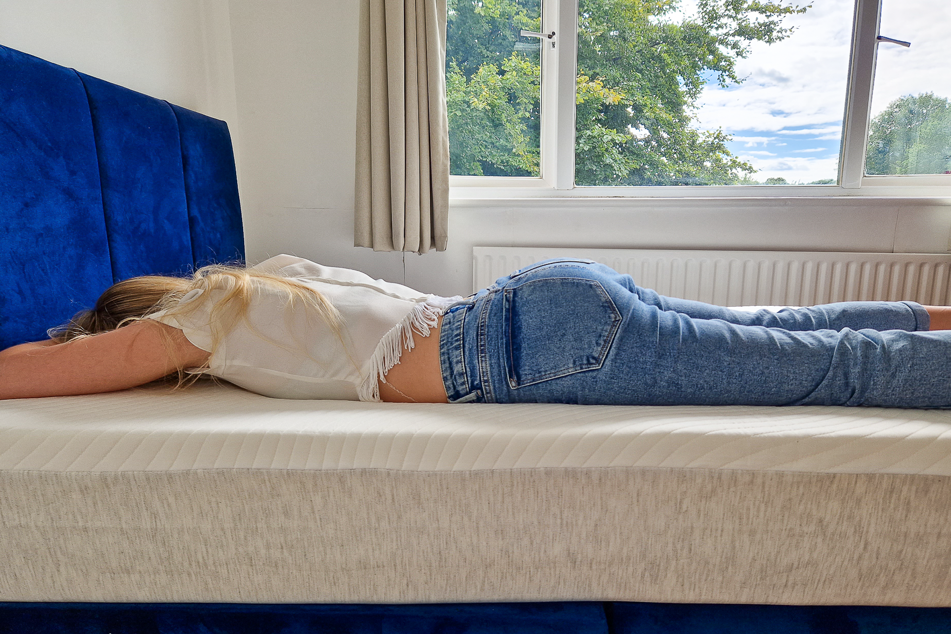 femme dormant sur hypnie matelas hybride